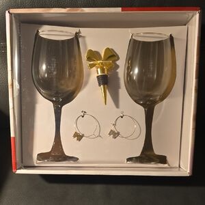 Elegant Wine Glass Set with Gold Accents